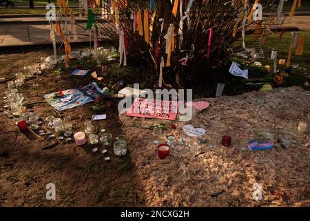 Bristol, Regno Unito, 15 febbraio 2023. Segni, fiori, portacandele e note commemorative hanno lasciato la mattina dopo la veglia a College Green, organizzata dalla comunità trans di Bristol, per l'adolescente transgender Brianna Ghey assassinato lo scorso fine settimana a Cheshire in un sospetto crimine di odio. Foto Stock