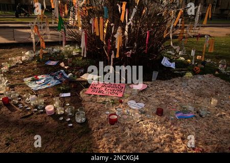 Bristol, Regno Unito, 15 febbraio 2023. Segni, fiori, portacandele e note commemorative hanno lasciato la mattina dopo la veglia a College Green, organizzata dalla comunità trans di Bristol, per l'adolescente transgender Brianna Ghey assassinato lo scorso fine settimana a Cheshire in un sospetto crimine di odio. Foto Stock