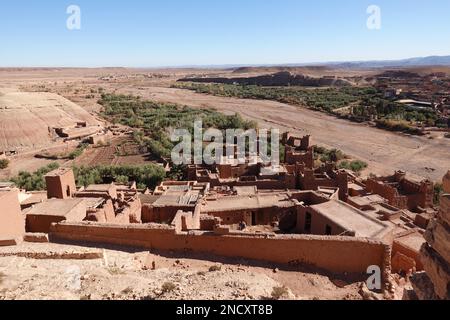 Guardando giù sulla fortezza di Ait ben-haddou vicino a Ouarzazate. Patrimonio mondiale dell'UNESCO Foto Stock