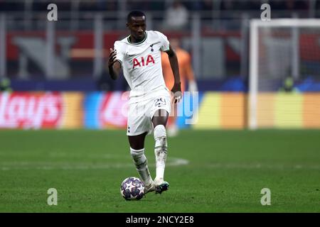 Pape Matar Sarr del Tottenham Hotspur FC in azione durante il round della UEFA Champions League 16, prima tappa tra AC Milan e Tottenham Hotspur allo Stadio Giuseppe Meazza il 14 febbraio 2023 a Milano. Foto Stock