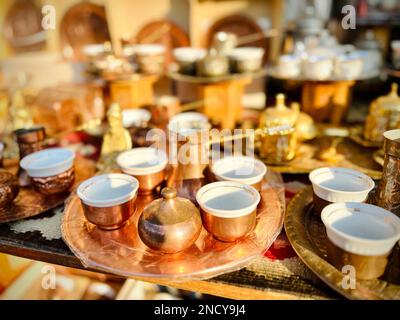 Vista dall'alto dei tradizionali caffè bosniaci in un mercato Foto Stock