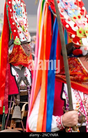 Ballerini tipici di Kukeri Startsi al festival invernale annuale di Simitlia a Simitli, nella contea di Blagoevgrad, Bulgaria Foto Stock