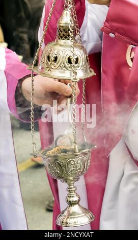 Settimana Santa a Zamora, Spagna. Censuratore con incenso acceso durante la processione della Borriquita la Domenica delle Palme. Foto Stock