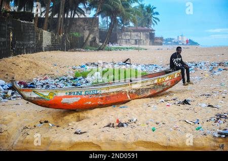 Canoa sul fiume Mamba Point. La spiaggia di Mamba Point e' la parte piu' occidentale della citta', una piccola penisola che sporge nell'Oceano Atlantico. Spiaggia di Mamba, Monrovia. Liberia. Foto Stock