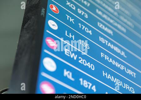 Stoccarda, Germania. 15th Feb, 2023. Un volo Lufthansa per Francoforte è elencato su una bacheca all'aeroporto di Stoccarda. Migliaia di passeggeri sono colpiti da ritardi e cancellazioni di voli a causa di un PROBLEMA IT presso il Gruppo Lufthansa. Credit: Julian Rettig/dpa/Alamy Live News Foto Stock