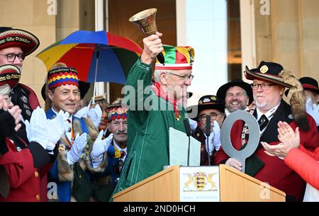 Stoccarda, Germania. 15th Feb, 2023. Winfried Kretschmann (m, Bündnis 90/Die Grünen), Ministro Presidente del Baden-Württemberg, suona una campana al Närrischen Staatsempfang del governo di Stato di fronte al Palazzo nuovo. Credit: Bernd Weißbrod/dpa/Alamy Live News Foto Stock