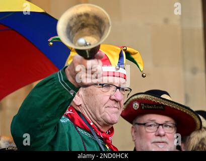 Stoccarda, Germania. 15th Feb, 2023. Winfried Kretschmann (m, Bündnis 90/Die Grünen), Ministro Presidente del Baden-Württemberg, suona una campana al Närrischen Staatsempfang del governo di Stato di fronte al Palazzo nuovo. Credit: Bernd Weißbrod/dpa/Alamy Live News Foto Stock