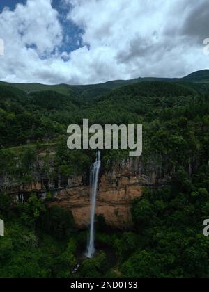 Uno scatto verticale della cascata Bridal Veil Falls a Sabie, Mpumalanga in Sud Africa. Foto Stock