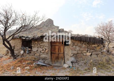 rovinato abbandonato capanna in pietra sulla montagna Foto Stock