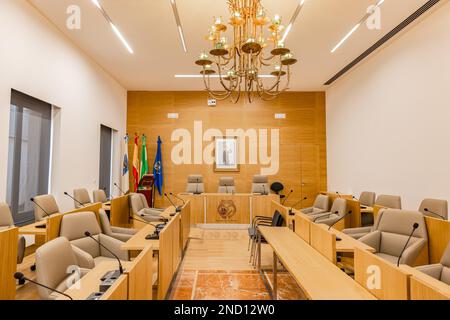 Huelva, Spagna - 30 dicembre 2022: Sala plenaria del Consiglio Provinciale (Sala de Plenos de la Diputacion Provincial) di Huelva Foto Stock