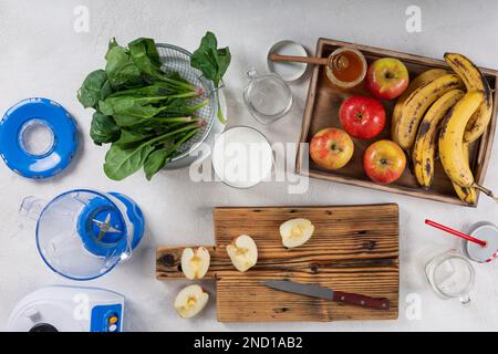 Ingredienti per preparare frullati, frutta fresca e yogurt, cibo sano, vista dall'alto Foto Stock