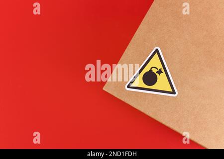 Etichetta di avvertenza con icona bomba sul pacco Foto Stock