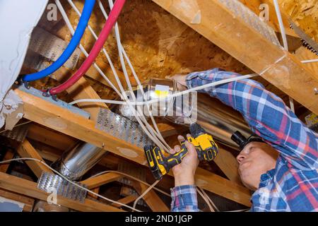 Durante la ricostruzione era necessario installare nuovi condotti di ventilazione impianto di riscaldamento nel soffitto di casa Foto Stock