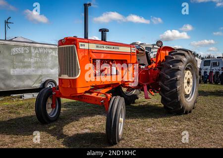 Fort Meade, FL - 24 febbraio 2022: Vista in basso dell'angolo anteriore di un trattore diesel D19 Allis-Chalmers 1963 in una fiera locale dei trattori. Foto Stock