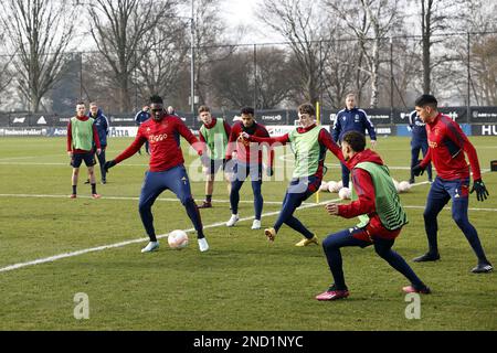AMSTERDAM - Calvin Bassey di Ajax durante una sessione di allenamento in vista della partita di play-off della UEFA Europa League tra Ajax Amsterdam e il FC Union Berlin allo sportpark de Toekomst il 15 febbraio 2023 ad Amsterdam, Paesi Bassi. ANP MAURICE VAN PIETRA Foto Stock