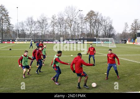 AMSTERDAM - i giocatori di Ajax durante una sessione di allenamento in vista della partita della UEFA Europa League tra Ajax Amsterdam e il FC Union Berlin allo sportpark de Toekomst il 15 febbraio 2023 ad Amsterdam, Paesi Bassi. ANP MAURICE VAN PIETRA Foto Stock