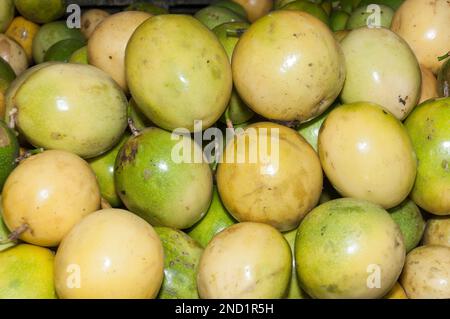 Maracuya frutta in supermercato - Passion frutta tropicale gustosa. Foto Stock