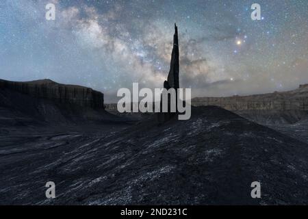 Vista panoramica del canyon con la roccia al centro di notte sotto il chiaro cielo stellato della via lattea con costellazione Foto Stock