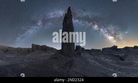 Vista panoramica del canyon con la roccia al centro di notte sotto il chiaro cielo stellato della via lattea con costellazione Foto Stock