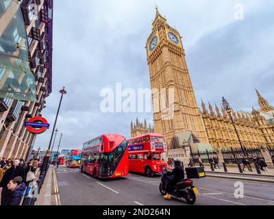 Londra, Inghilterra, Regno Unito - 11 febbraio 2023: Il famoso orologio storico di Westminster Big ben e i tradizionali autobus rossi a due piani sul Foto Stock