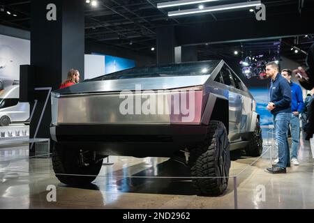 Los Angeles, CA, USA - 26 dicembre 2022: L'attesissimo Cybertruck a batteria di Tesla, visto qui al Petersen Automotive Museum, è in programma di andare in pr Foto Stock