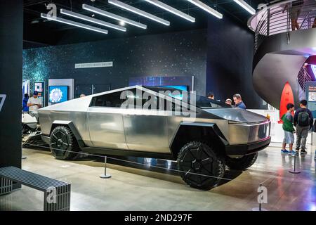 Los Angeles, CA, USA - 26 dicembre 2022: L'attesissimo Cybertruck a batteria di Tesla, visto qui al Petersen Automotive Museum, è in programma di andare in pr Foto Stock