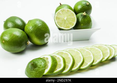 Limone verde tahiti o Citrus latifolia, isolato su sfondo neutro. Foto Stock