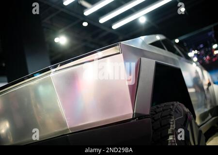 Los Angeles, CA, USA - 26 dicembre 2022: L'attesissimo Cybertruck a batteria di Tesla, visto qui al Petersen Automotive Museum, è in programma di andare in pr Foto Stock