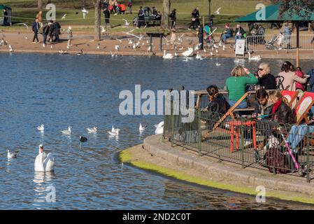 Hyde Park, Londra, Regno Unito. 15th Feb, 2023. La giornata è stata soleggiata da una fresca alba, ma si è riscaldata fino a circa 14 gradi Celsius in città. La gente è fuori godendo i parchi Foto Stock