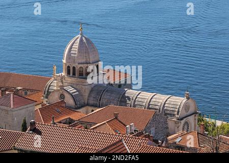 Tetti rossi di Sibenik con la Cattedrale di San James, visto da St. John's Fort Foto Stock