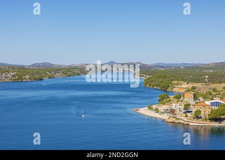 Editoriale: SIBENIK, DALMAZIA, CROAZIA, 23 SETTEMBRE 2022 - a nord di Sibenik, visto da San La Fortezza di Giovanni Foto Stock