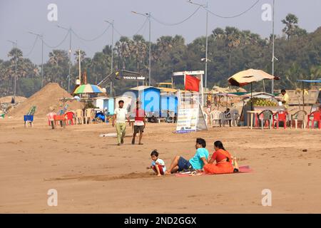 21 2022 dicembre - Mumbai, Maharashtra in India: Gente alla spiaggia d'argento sull'isola di Madh Foto Stock