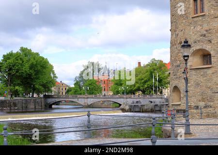 Giugno 01 2022 - Orebro in Svezia: Facciate di edifici storici vicino al castello sul fiume Foto Stock