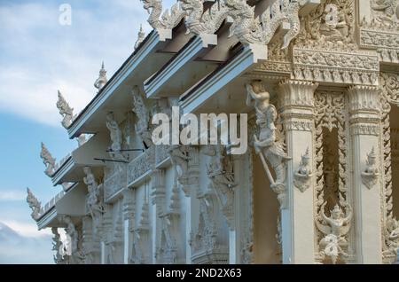 Tempio bianco costruito con molti dettagli in una zona non frequentata dai turisti nella provincia di Chumphon Foto Stock