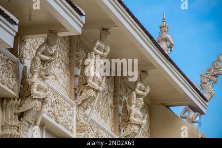 Tempio bianco costruito con molti dettagli in una zona non frequentata dai turisti nella provincia di Chumphon Foto Stock