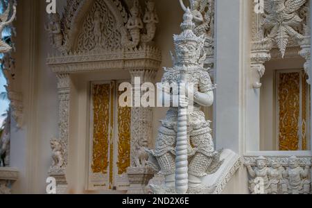 Tempio bianco costruito con molti dettagli in una zona non frequentata dai turisti nella provincia di Chumphon Foto Stock