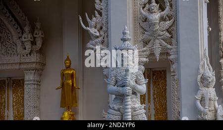 Tempio bianco costruito con molti dettagli in una zona non frequentata dai turisti nella provincia di Chumphon Foto Stock