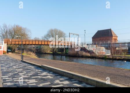 Il Whitehouse's Wharf, recentemente rinnovato, sul canale Worcester e Birmingham a Selly Oak, Birmingham, Regno Unito Foto Stock