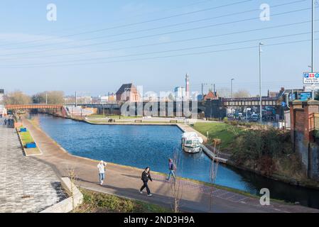 Il Whitehouse's Wharf, recentemente rinnovato, sul canale Worcester e Birmingham a Selly Oak, Birmingham, Regno Unito Foto Stock