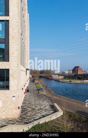 Il Whitehouse's Wharf, recentemente rinnovato, sul canale Worcester e Birmingham a Selly Oak, Birmingham, Regno Unito Foto Stock