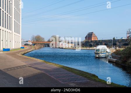 Il Whitehouse's Wharf, recentemente rinnovato, sul canale Worcester e Birmingham a Selly Oak, Birmingham, Regno Unito Foto Stock