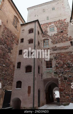 Foto verticale del cortile del castello di Turku, è un edificio medievale nella città di Turku in Finlandia. È stato fondato nel tardo 13th ° secolo e stand Foto Stock