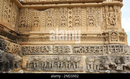 Le sculture di elefanti sul Tempio Lavlakha, sculture antiche, Ghumli, India. Foto Stock