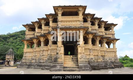 Il bellissimo antico tempio di Navlakha, Ghumli, Gujrat, India. Foto Stock