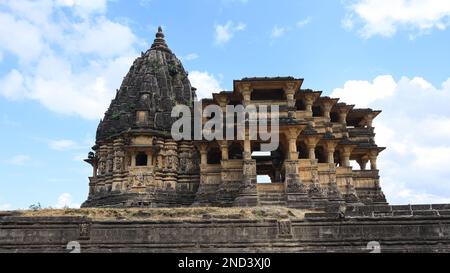 Il bellissimo antico tempio di Navlakha, Ghumli, Gujrat, India. Foto Stock