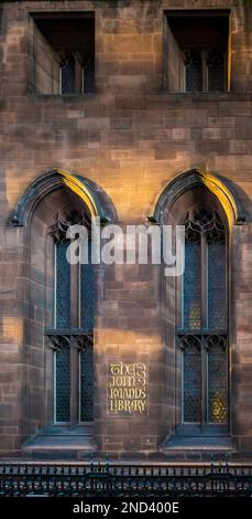 Primo piano delle finestre gotiche della John Rylands Library a Deansgate a Manchester. REGNO UNITO Foto Stock