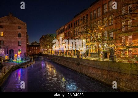 Canal Street e il canale ghiacciato Rochdale di notte, a Natale. Vista dal ponte di Minshull Street. Manchester. REGNO UNITO Foto Stock
