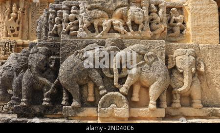 Le sculture di elefanti sul Tempio Lavlakha, sculture antiche, Ghumli, India. Foto Stock
