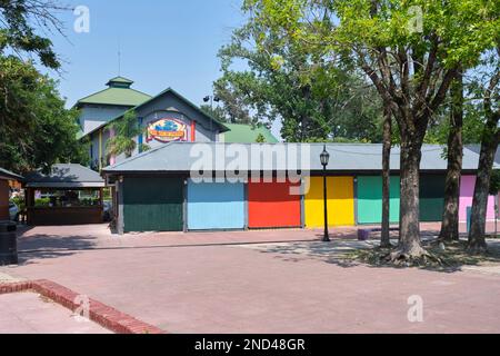 Tigre, Buenos Aires, Argentina, 11 2022 gennaio: Puerto de Frutos, Porto della frutta, locali del mercato artigianale chiusi Foto Stock