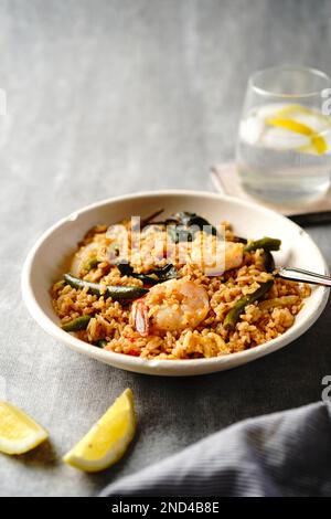 Riso fritto al basilico tailandese con gamberetti, fuoco selettivo Foto Stock